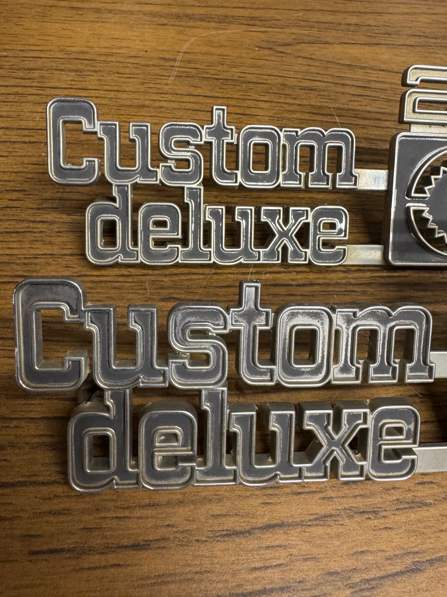 1975-1980 Custom Deluxe/20 emblems