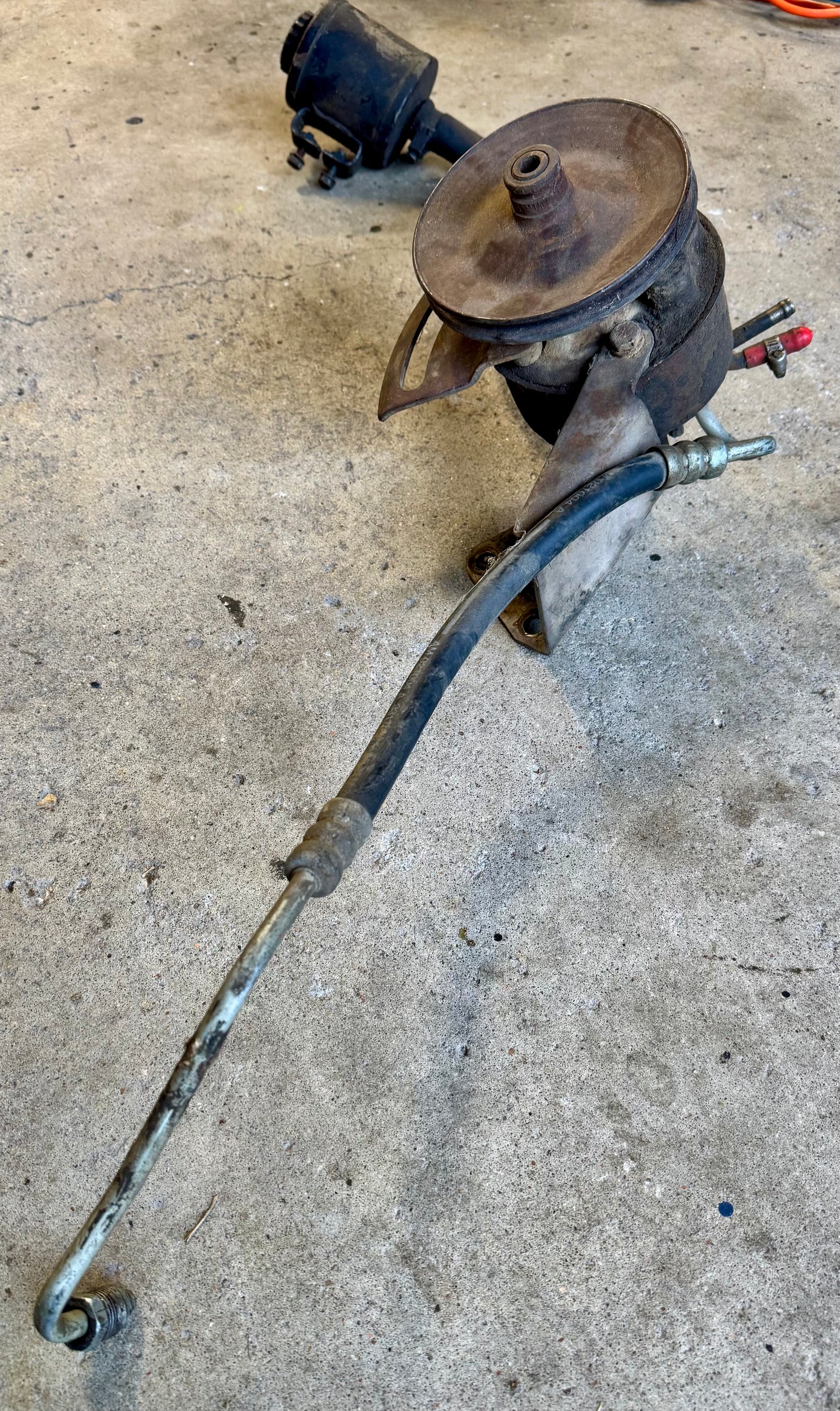 Big block power steering pump and resevoir