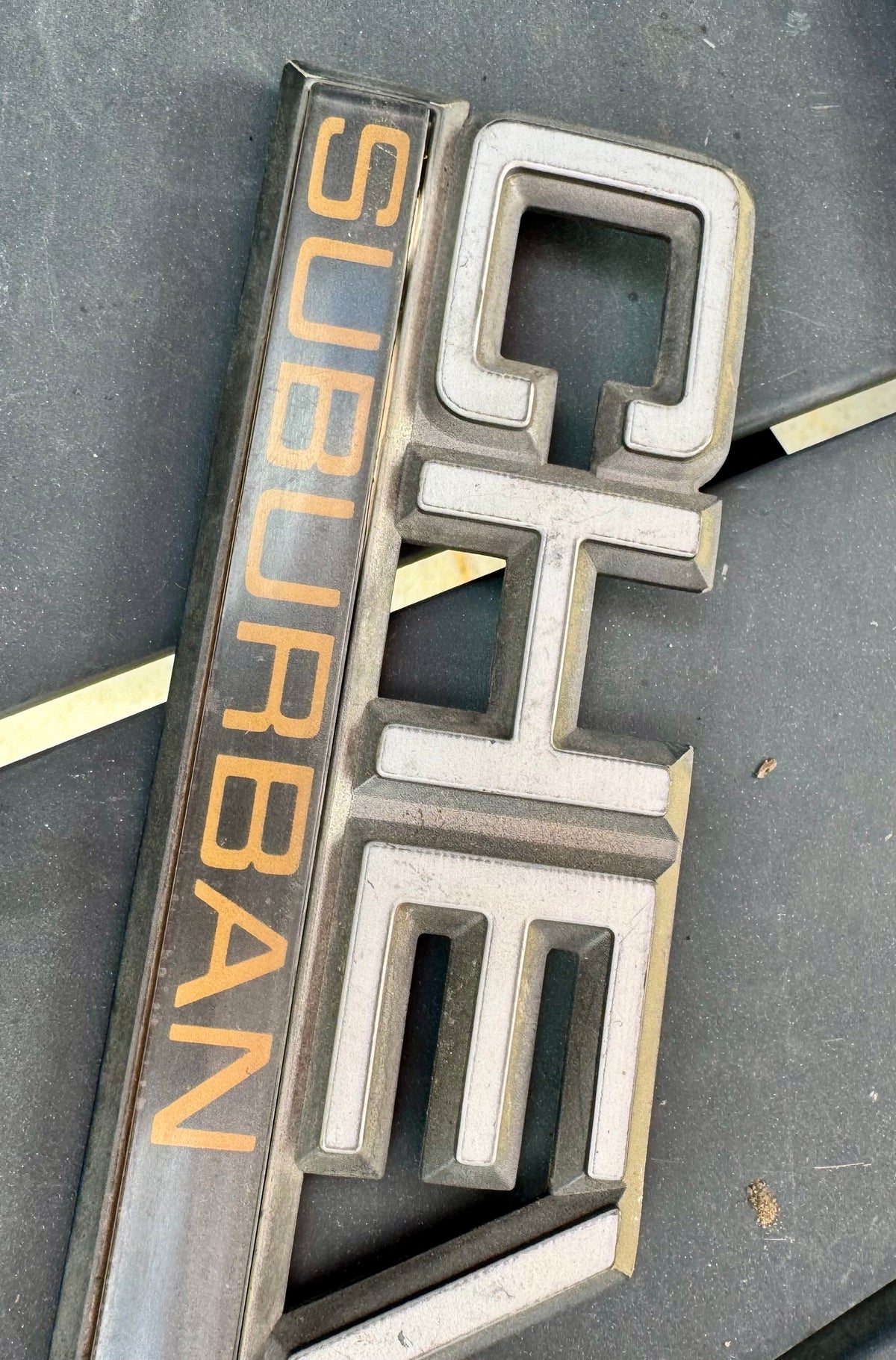 1989-94 Suburban tailgate emblem