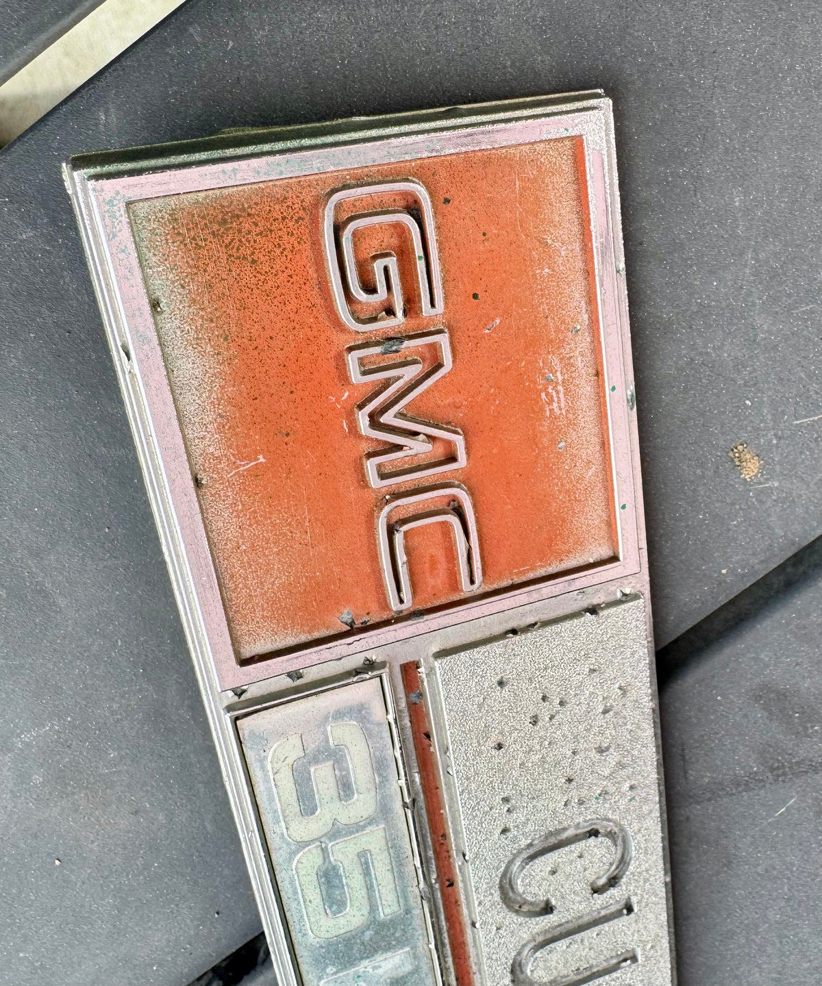 1973-74 GMC 3500 Fender badge