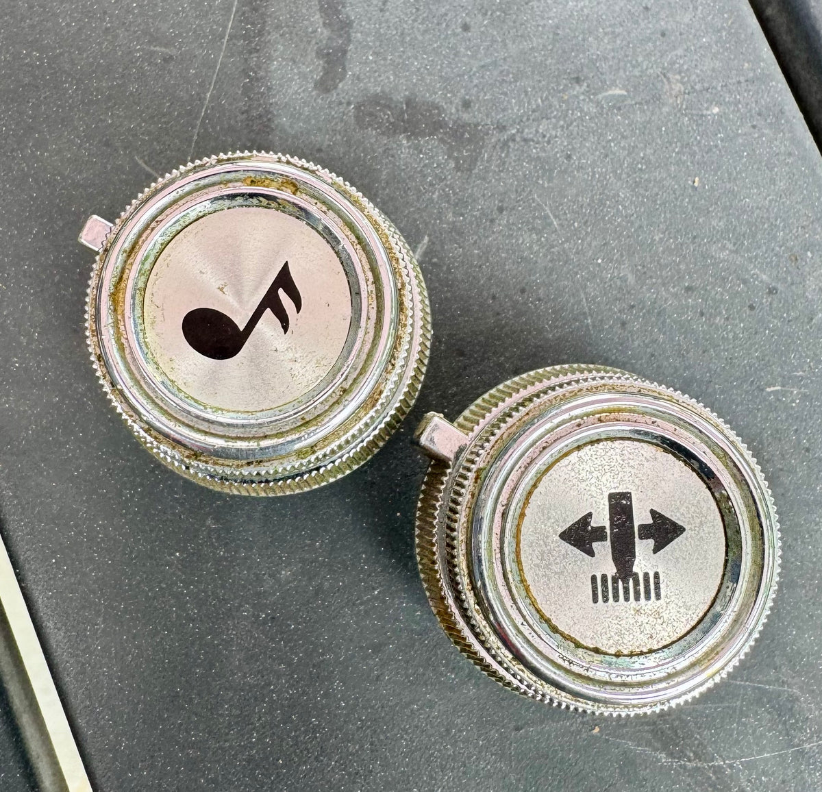 AM/FM radio knobs