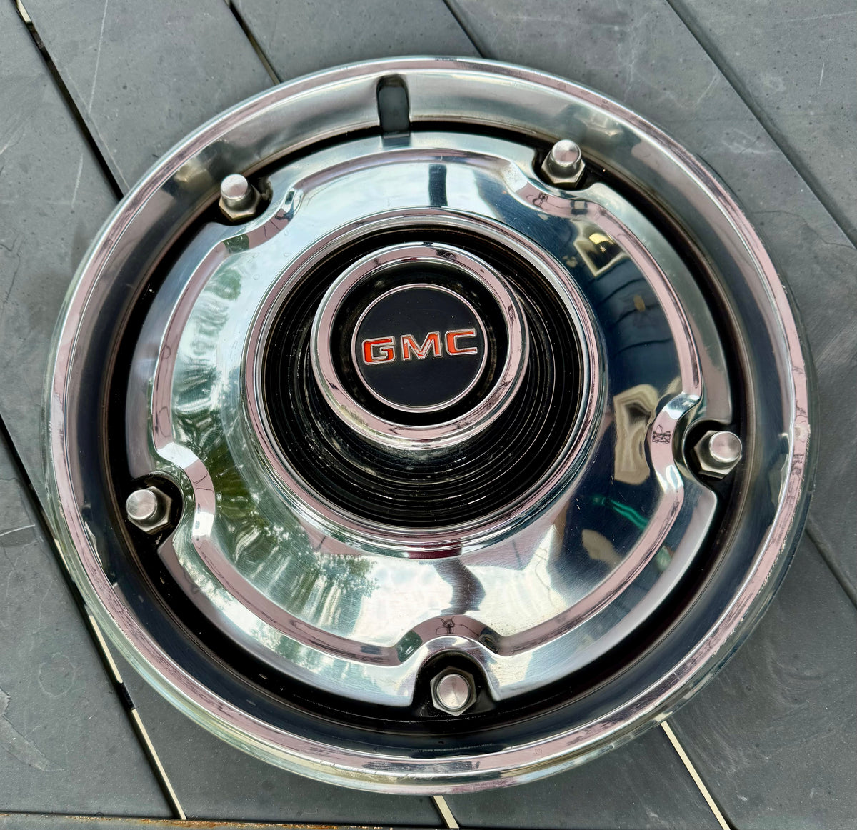 1969-1976 GMC Hubcap