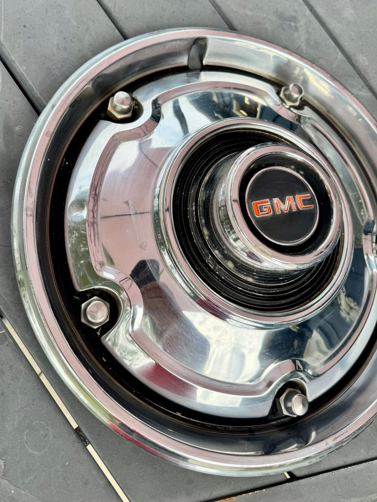 1969-1976 GMC Hubcap